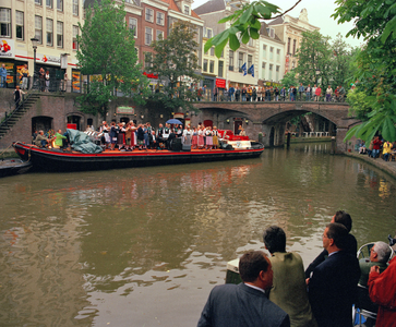 840365 Afbeelding van een zangkoor dat zingt op een 'muziekboot' op de Oudegracht tussen de Bezembrug (achtergrond) en ...
